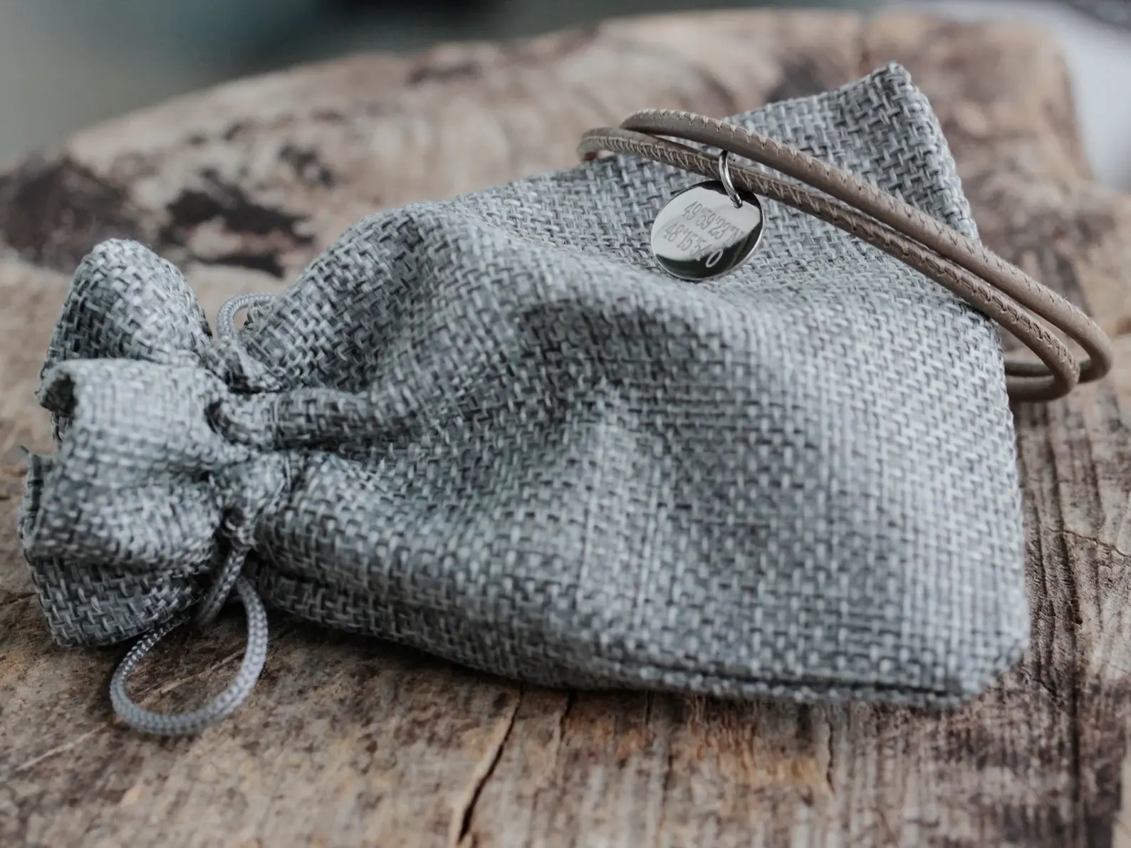 Graue Stofftasche mit Armband