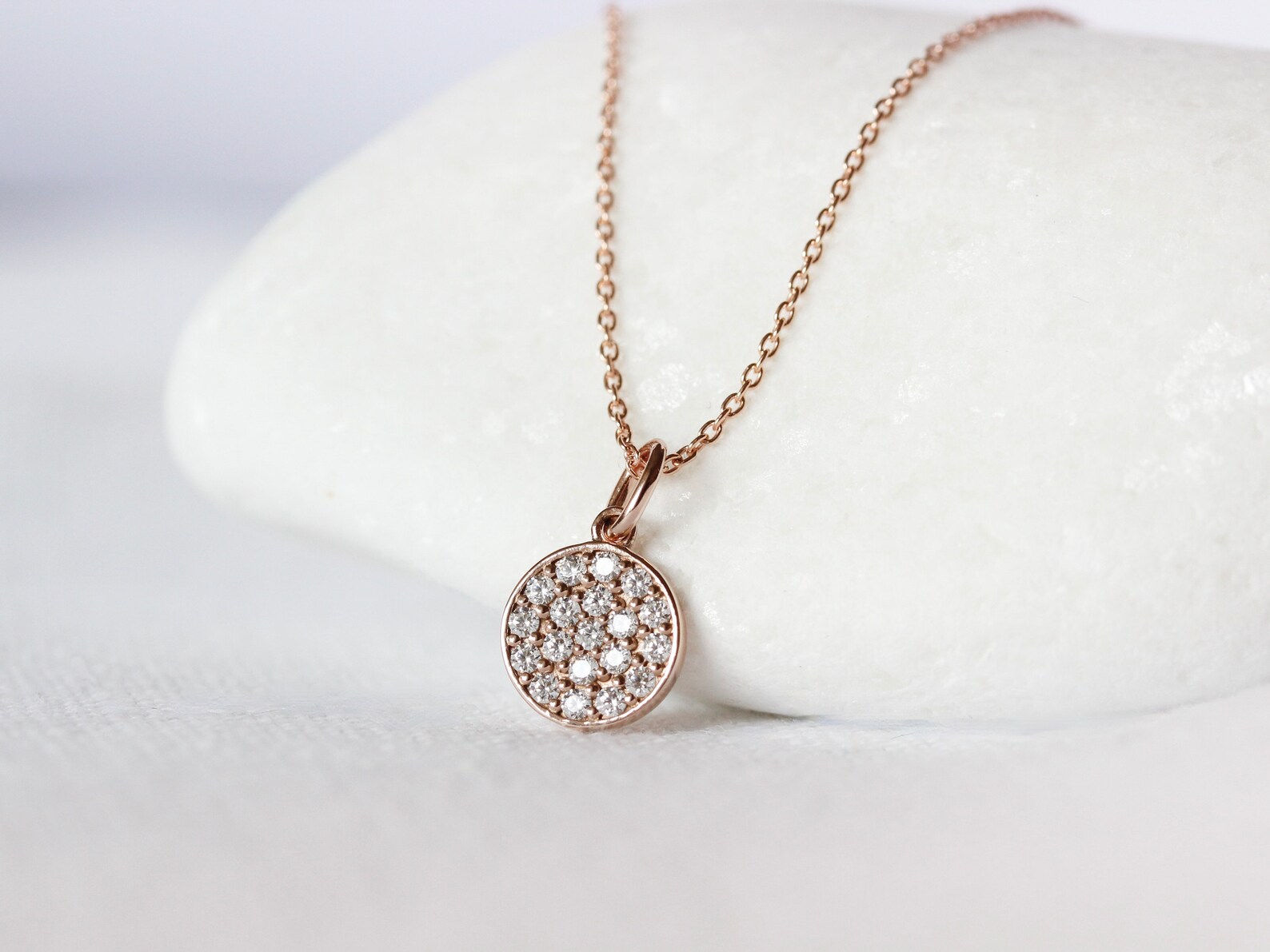 Roségold-Anhänger mit Zirkoniasteinen