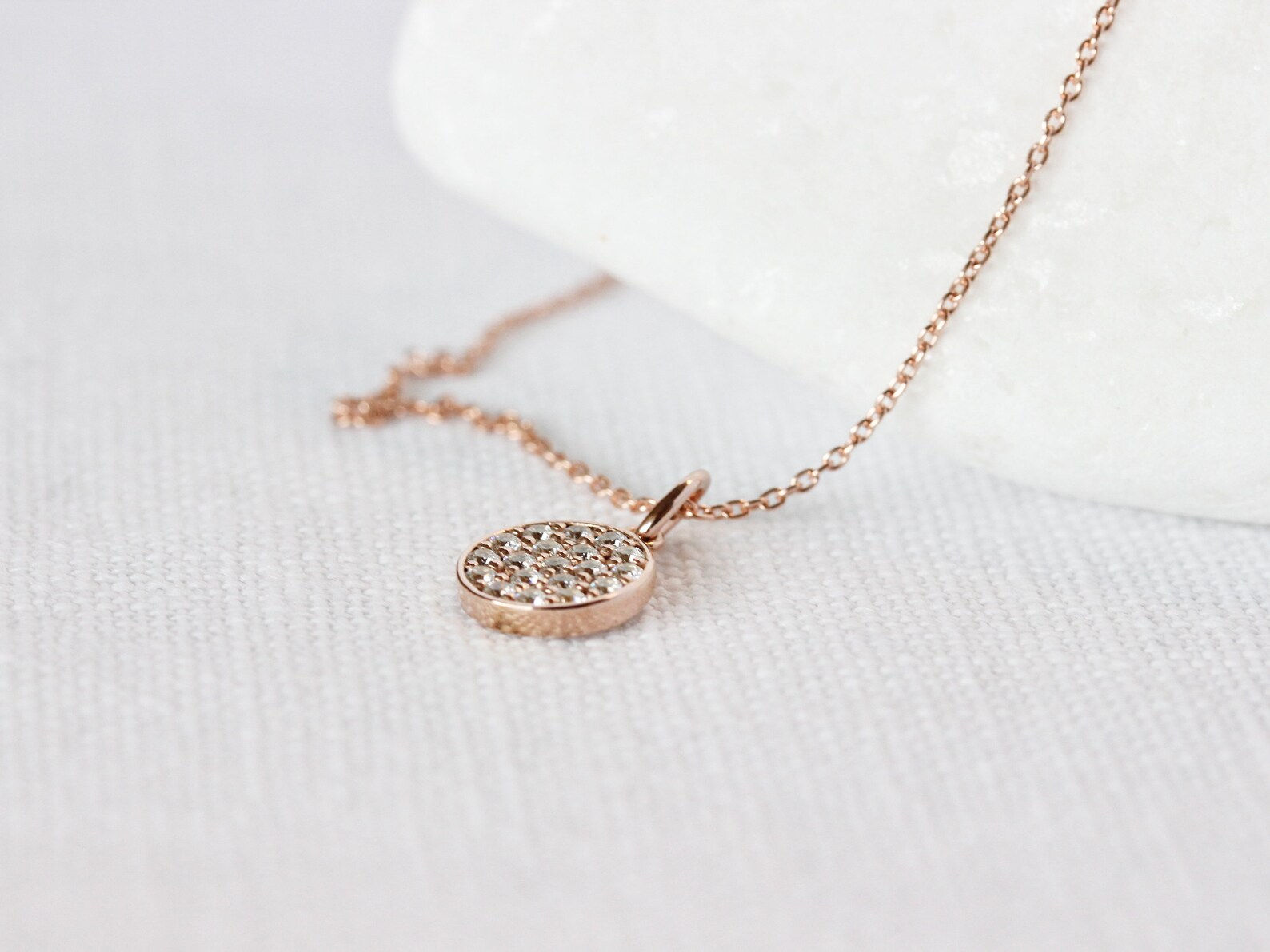 Roségold-Halskette mit dezentem Anhänger
