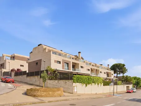 Ejemplo real de fotografía inmobiliaria realizada en día nublado luego de edición profunda.
