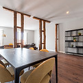 Comedor con columnas de madera a contra luz - Fotografía de Interiores