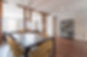 Comedor con columnas de madera a contra luz - Fotografía de Interiores