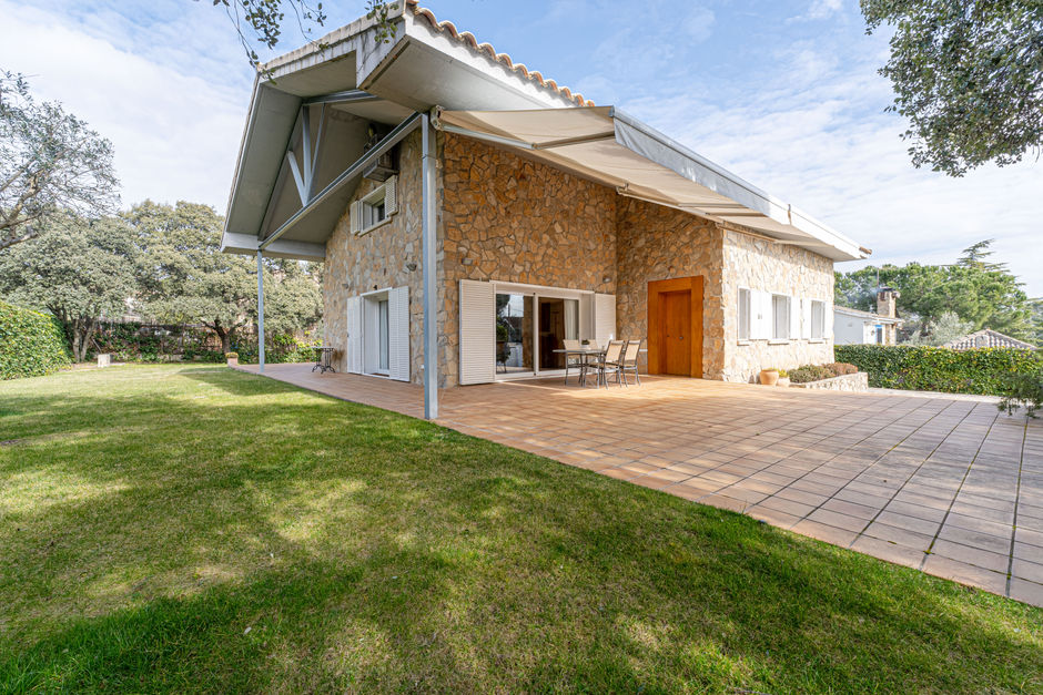 Jardín en vivienda unifamiliar en Madrid fotografiado para anuncio inmobiliario.