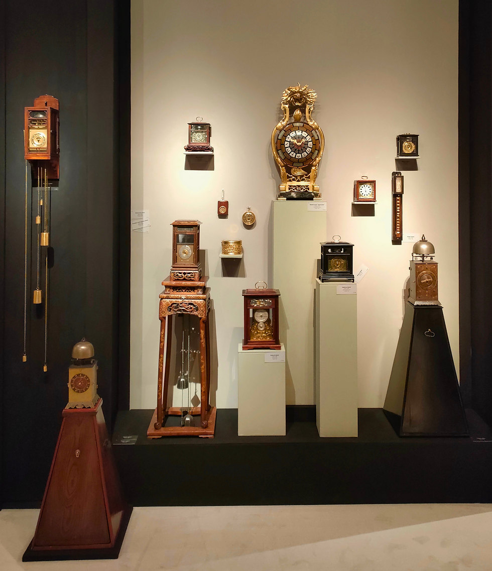 Seleção de relógios japoneses e chineses no estande da Mentik & Roest. Foto de Joana Ferreira, TEFAF Maastricht 2026.