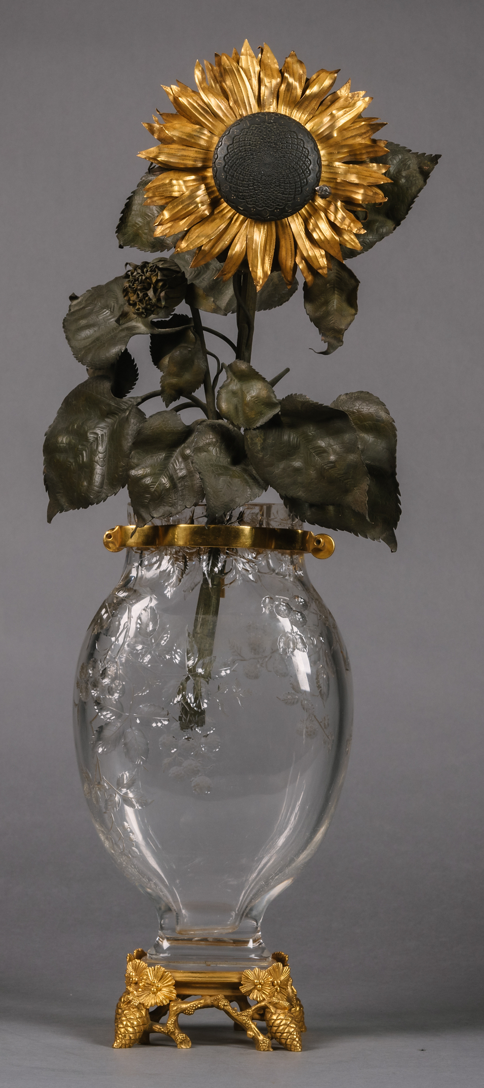 Relógio “Flor d'Hélianthe”. Planchon (movimento), La Compagnie des Cristalleries de Baccarat, França, c. 1900. © Adrian Alan.