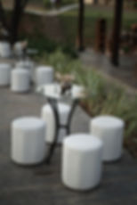 R$ 98 / Kit de puffs e mesa de vidro