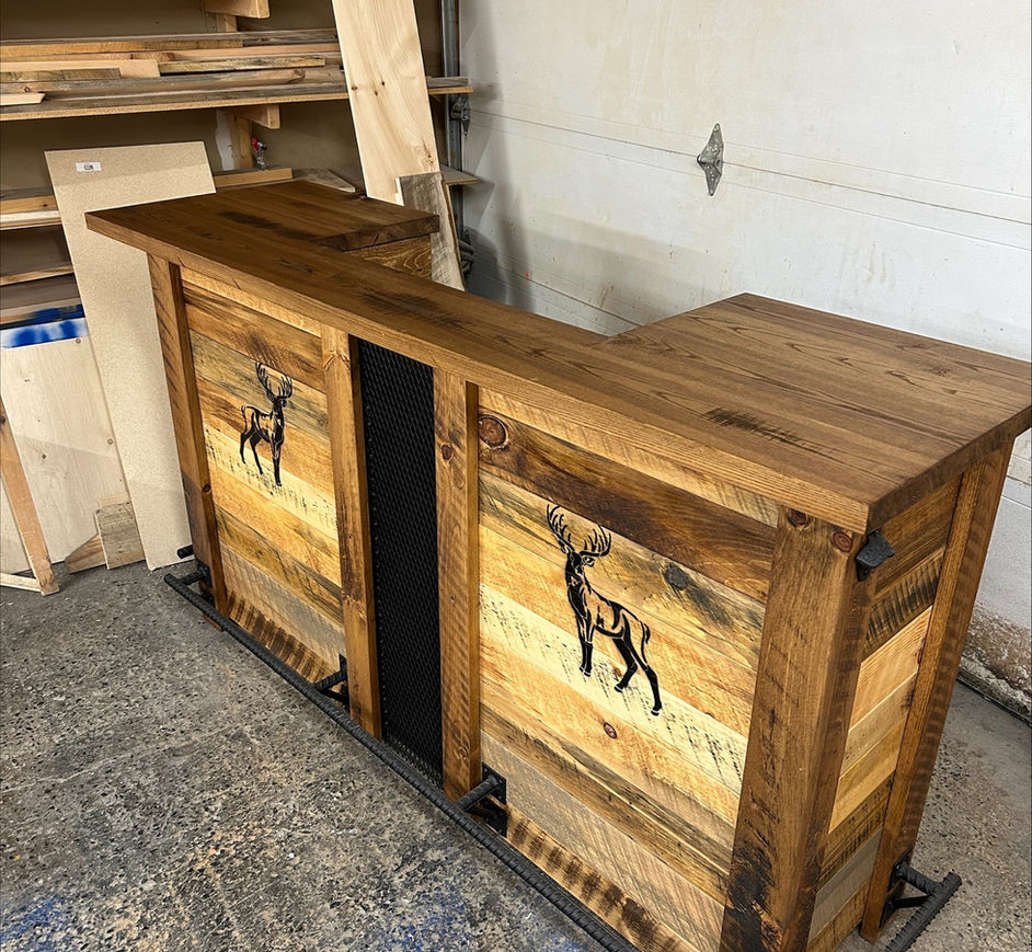Comptoir Bar en bois massif de style rustique avec repose-pieds, ouvre bouteille et appliques de tête de chevreuils. Vue du dessus.
