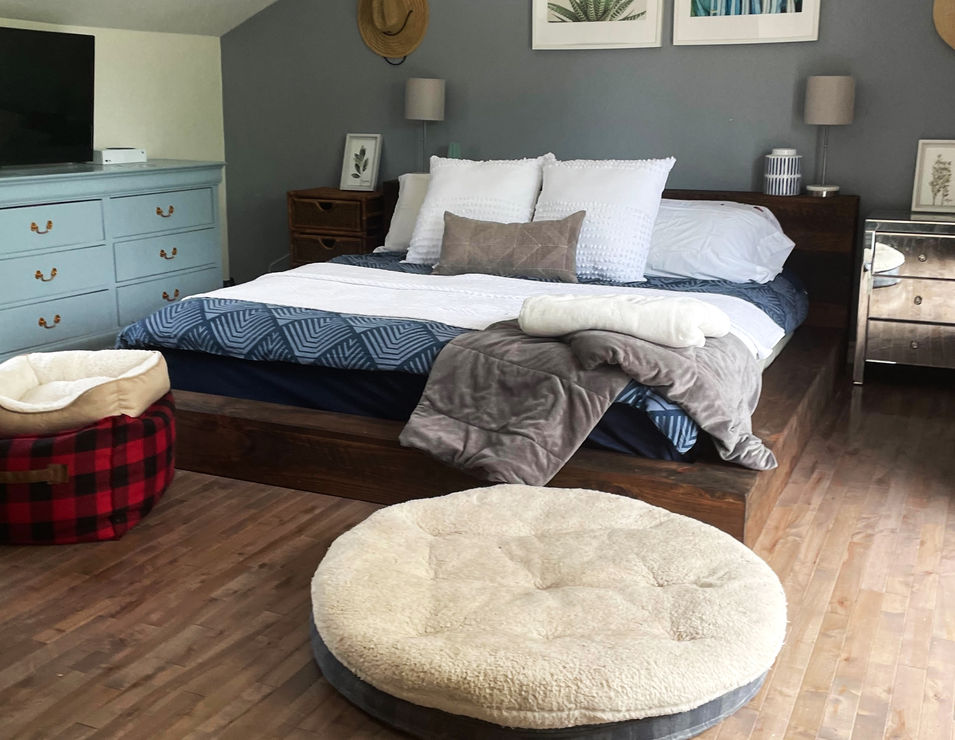 Base de lit en bois massif L-10 teint provincial de Minwax.