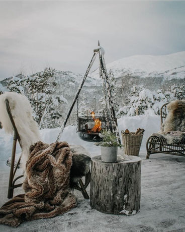 surprise chalet Courchevel experience luxe ski slopes pedestrain non skieur luxury Piste M flambeaux sur mesure tailor made event anniversaire birthday demande en mariage proposal activité activity 3 vallées 3 valleys Courchevel Méribel Val Thorens décor de rêve insolite special lanterne bougies lanterns candles sledge luge braséro peaux de bete brazero feu fire