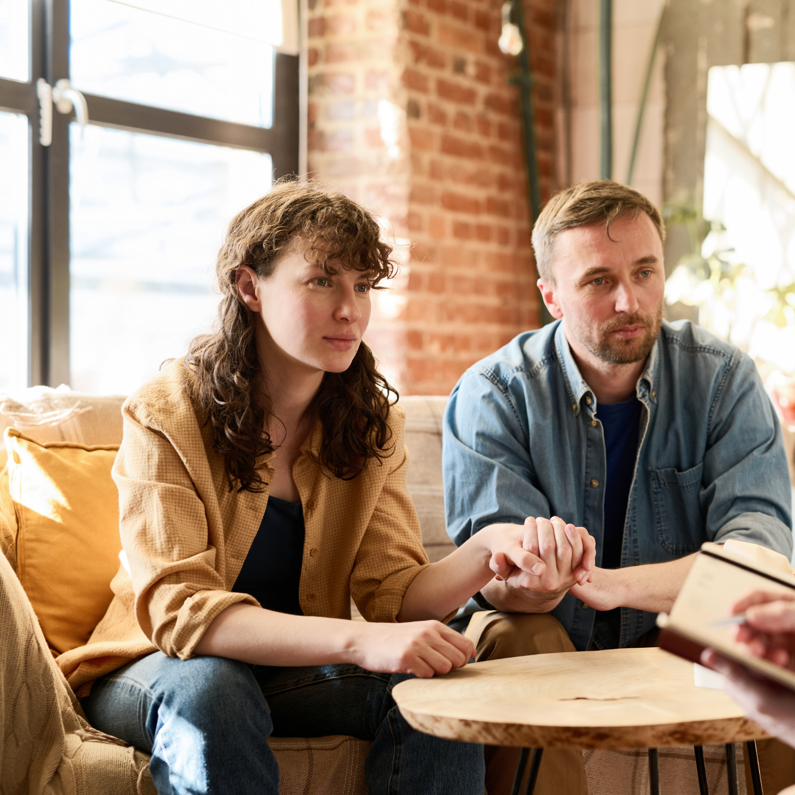Pareja conversando dentro de una sesión terapéutica
