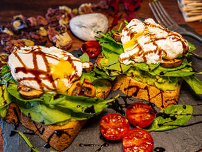 Avocado-Toast mit pochiertem Ei