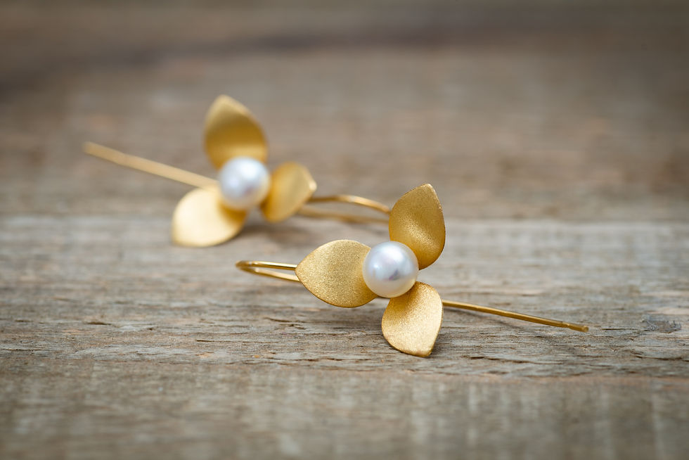 Thumbnail: Oorbellen 'Flower Gold Pearl'