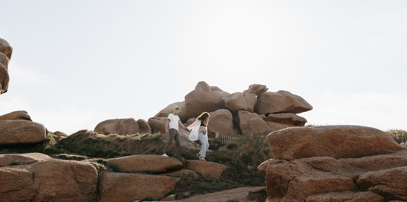 couple qui marche sur le cailloux de la côte de granit rose 