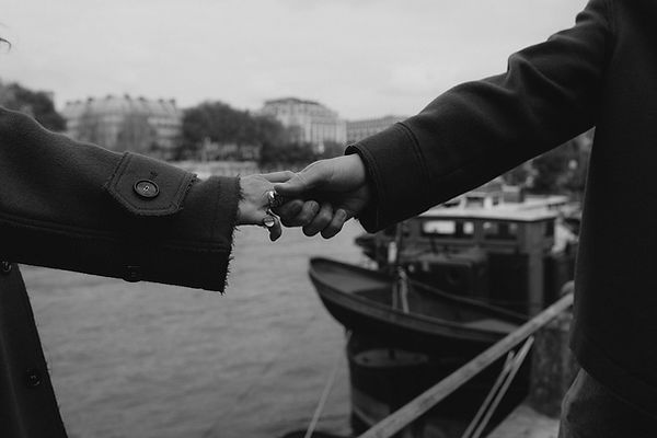 Photo de couple se tenant la main à Paris