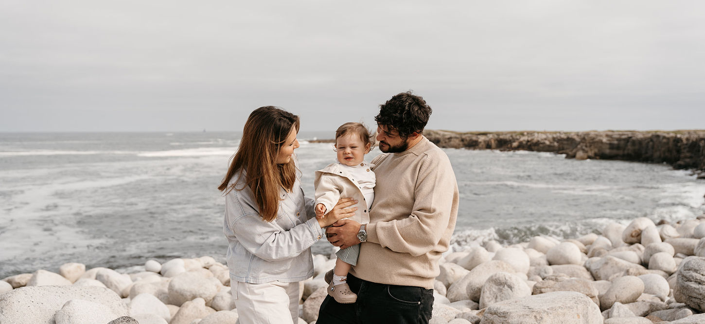 Séance famille en bord de mer sur la côte de granit rose à l'ile grande