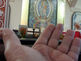 interior de uma igreja com uma mão em primeiro plano