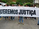 Pessoas segurando uma faixa onde está escrito "QUEREMOS JUSTIÇA"