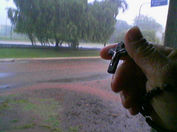 uma mão, um terço e chuva