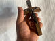 Uma mão segurando um crucifixo
