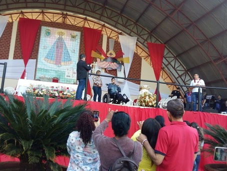 um deficiente físico cantando num palco religioso