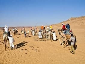 Pessoas caminhando no deserto