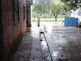 uma calçada molhada após uma chuva