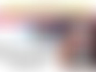 Foto montagem um celular nas mãos e uma imagem projetada num monitor ao fundo