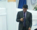 um pastor evangélico com um microfone nas mãos
