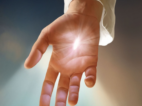 A mão de Jesus furada e passando luz