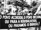 Multidão de jovens protestando