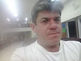 Um homem de camisa branca dentro de uma igreja