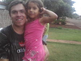 Um rapaz com sua filha no colo