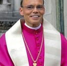 QUE PENA ... Eis um péssimo exemplo vindo de um sacerdote !!!