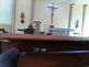 Ponta de uma bota e um altar a frente