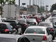 Uma rua com muitos veículos