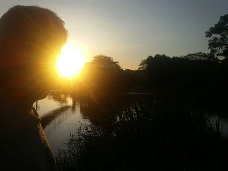 Pôr do sol e a silueta de um homem