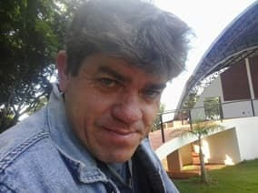 UM HOMEM DE BRUSA JEANS