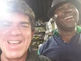 Dois homens sorrindo