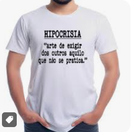 um homem vestindo uma camiseta com uma frase sobre hipocrisia