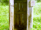 uma antiga casinha sanitária de madeira