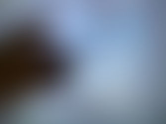 a imagem do site eu preciso de Deus exposta na tela de um celular sendo por sua vez exposta no monitor maior e uma mão em primeiro plano