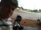 um homem se abrigando da chuva