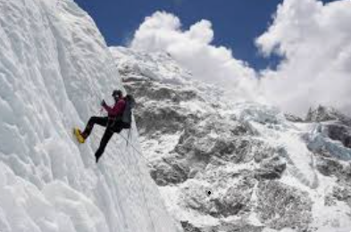 um alpinista subindo uma montanha cheia de neve
