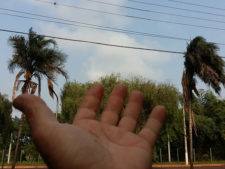 uma mão apontando pro céu