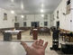uma igreja vazia e uma mão