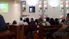 pessoas reunidas dntro de uma igreja