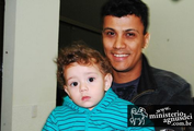 um rapaz com seu filho no colo