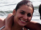 uma jovem na piscina