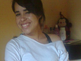 mulher bonita, sorridente, de camiseta branca