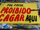 uma placa escrita proibido cagar aqui